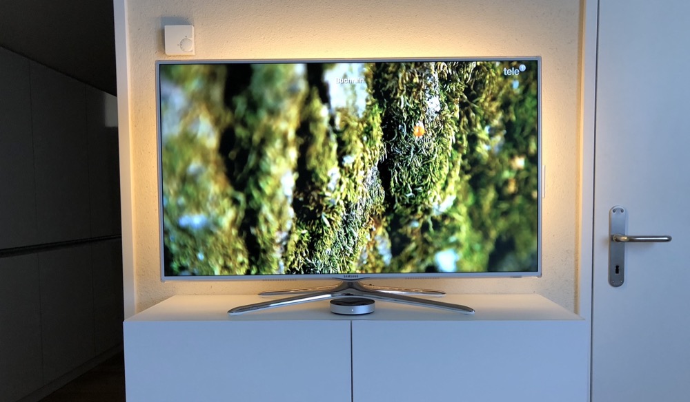 Hueblog: Show your Hue: This is how the LightStrip is perfectly mounted behind your TV