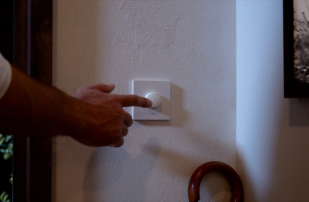 Hueblog: Show your Hue: Smart Button wall mount with lighting