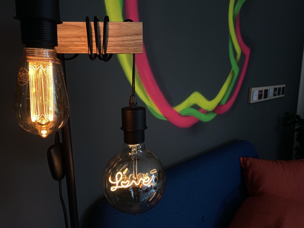 Hueblog: A feast for the eyes: filament lamps with dimmable LivingWhites socket from Philips