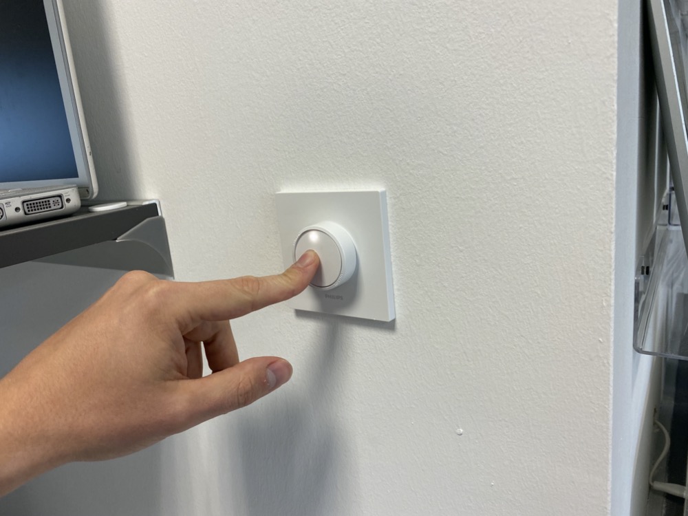 Hueblog: Lutron Aurora fits on the mounting plate of the Hue Smart Button