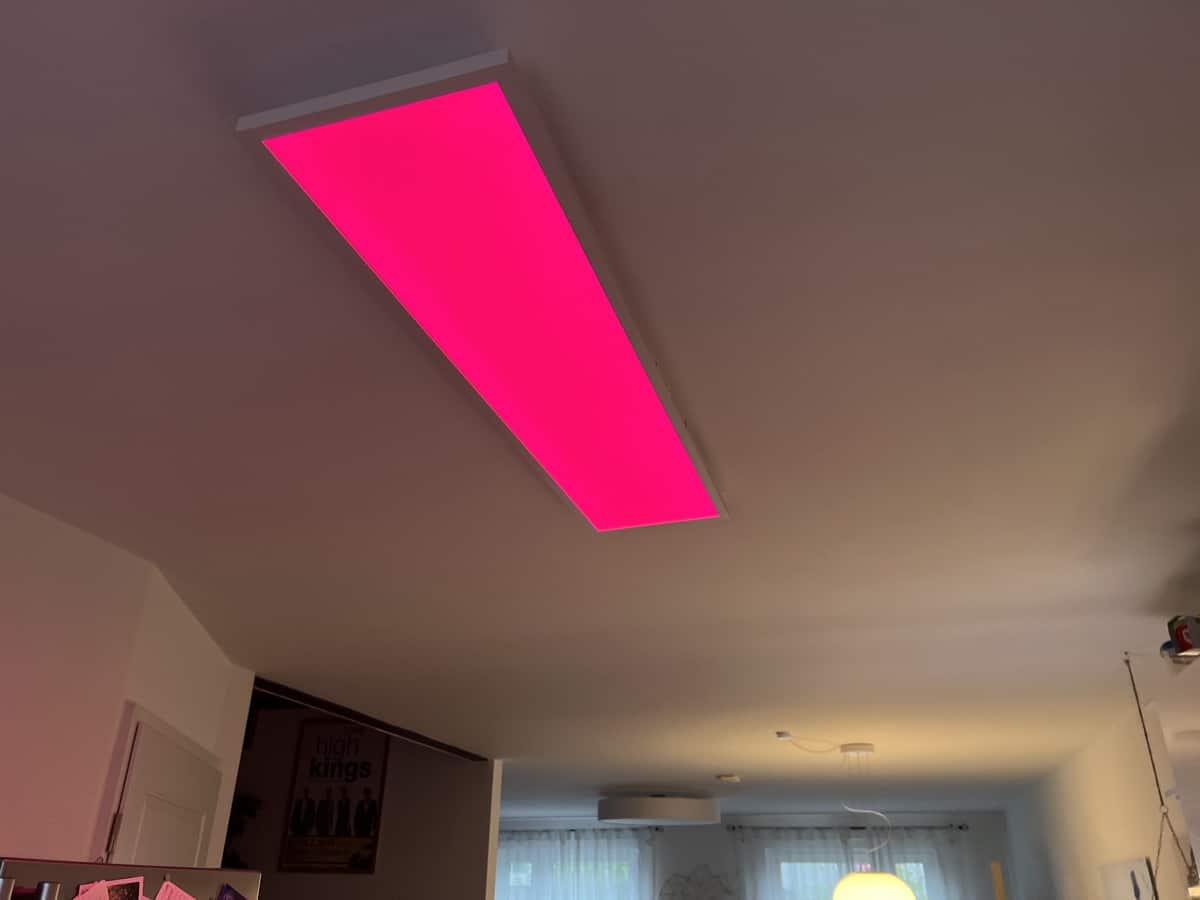 This is how easy it is to mount the new Philips Hue Surimu on the ceiling -  Hueblog.com