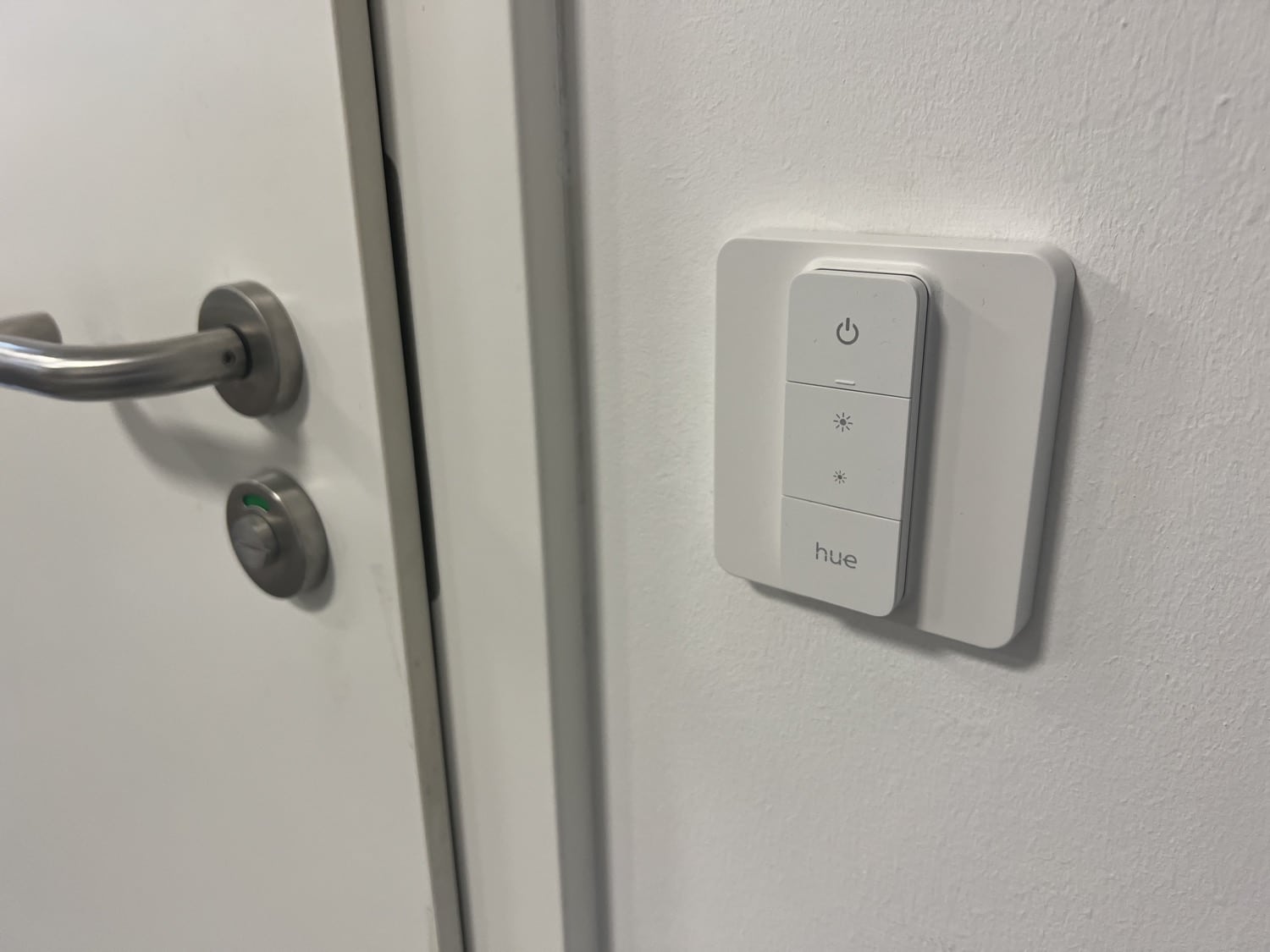 Hueblog: Without removing the light switch: Handy frame for the new dimmer switch