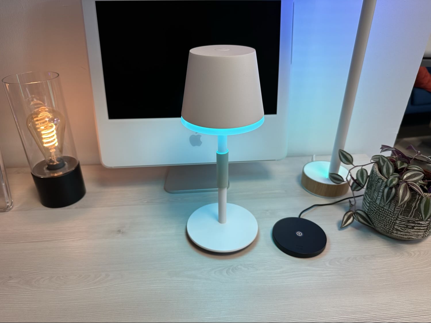 Philips Hue Go table lamp review: battery-powered smart light for indoors  or out, Smart homes