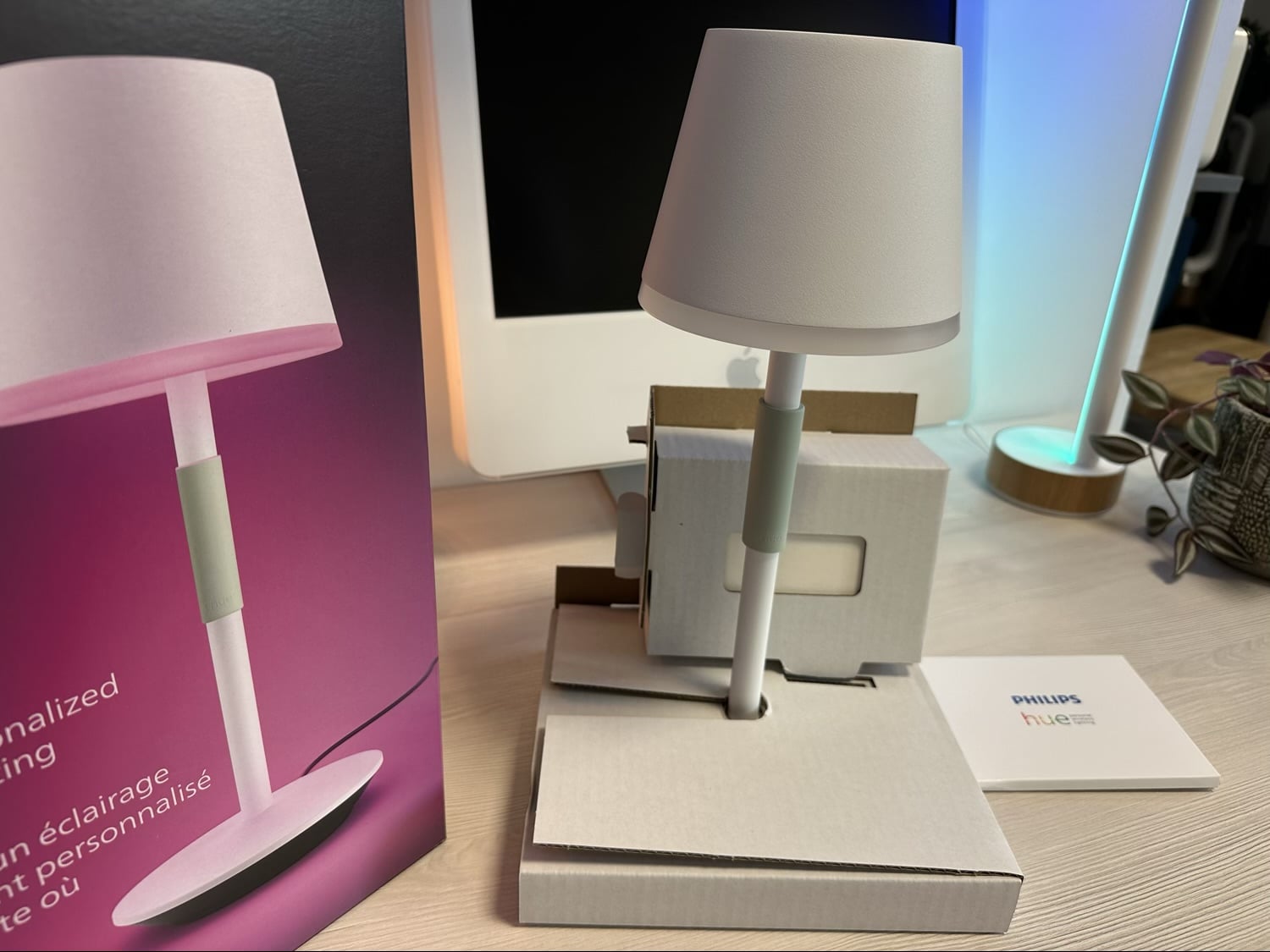 hier mosterd satire Unboxing the new Philips Hue Go portable table lamp - Hueblog.com