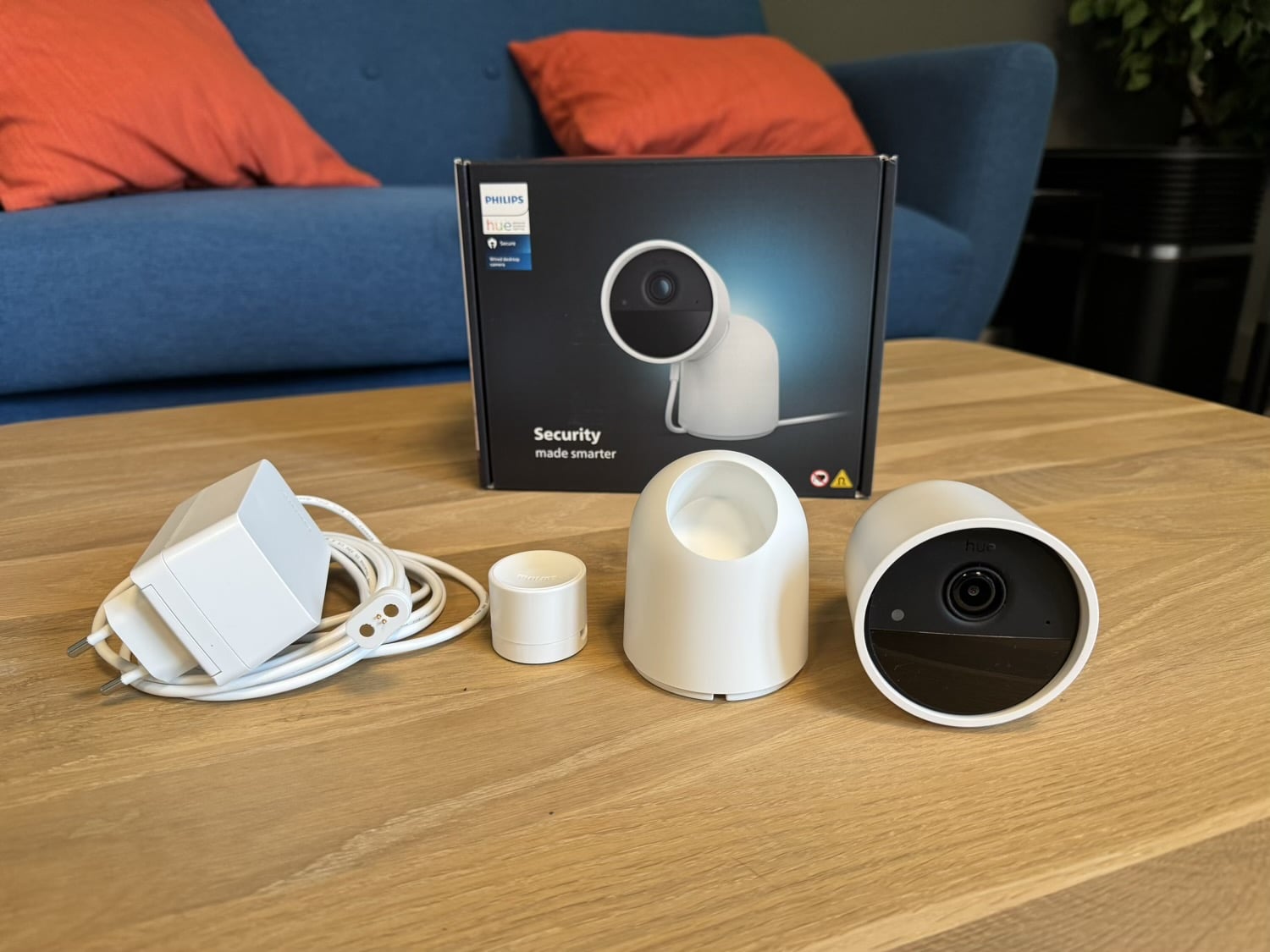 Unboxing: The new Philips Hue Secure floodlight camera 