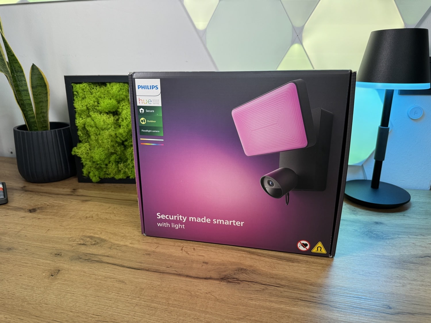 Hueblog: Unboxing: The new Philips Hue Secure floodlight camera