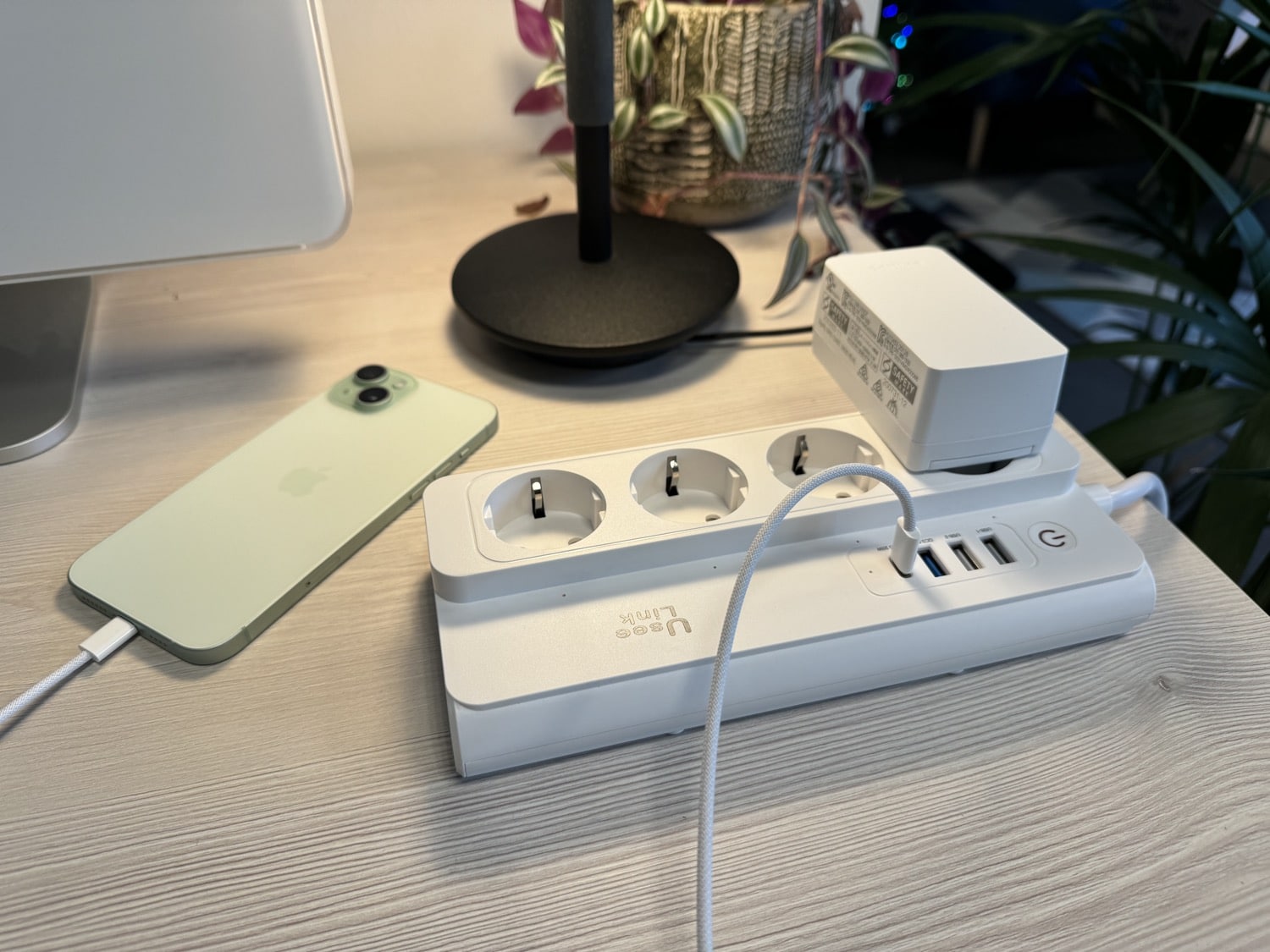 Hueblog: Multiple socket outlet with ZigBee for Philips Hue tested