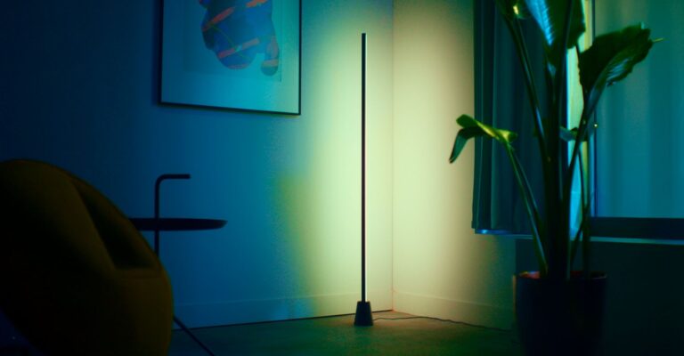 Hueblog: Is the Philips Hue Play Floor Lamp Just an Expensive WiZ Copy?